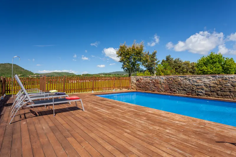 Solàrium de fusta al costat de la piscina exterior