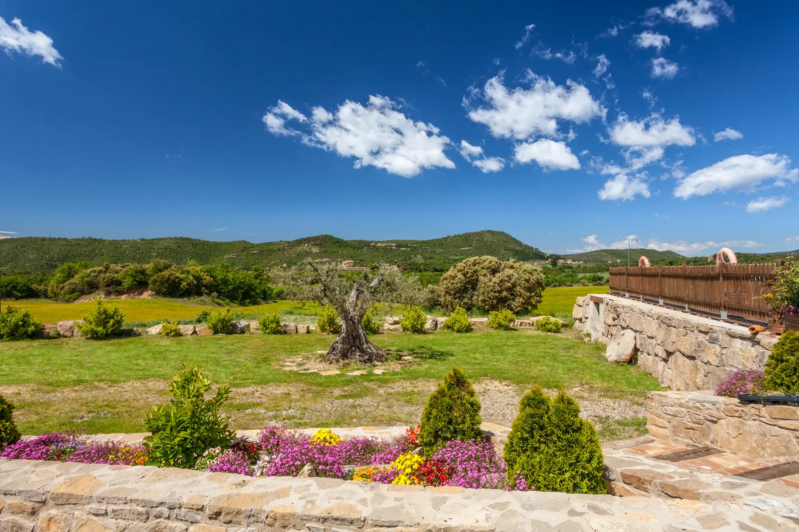 La Tor de Montclar - Castell de Montclar: baluard medieval sobre la vall