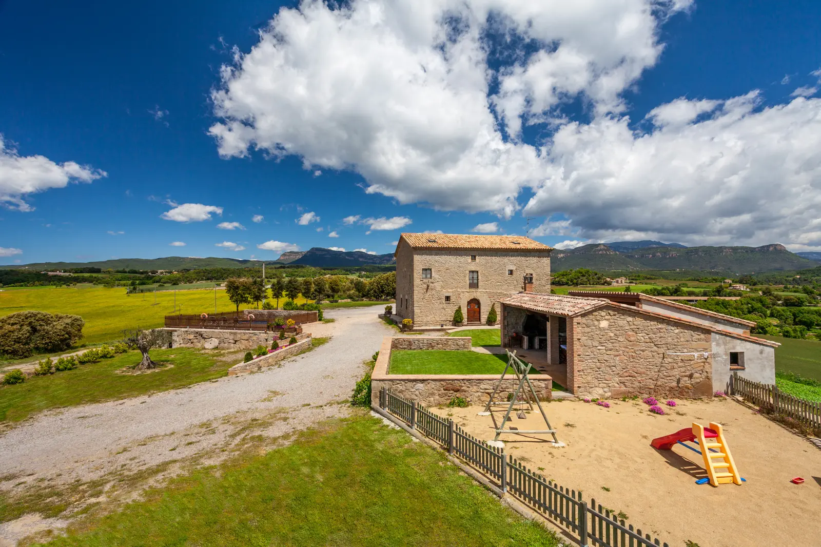 La Tor de Montclar - Estada pet-friendly al Berguedà: vacances amb gossos a La Tor de Montclar